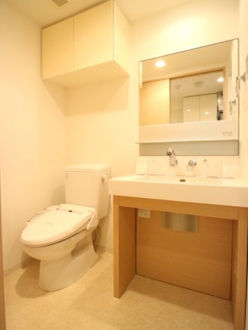 トイレと洗面台はお隣同士です。※参考写真