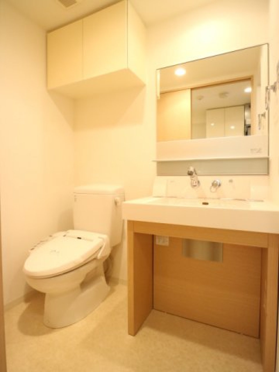 トイレと洗面台はお隣同士です。※参考写真