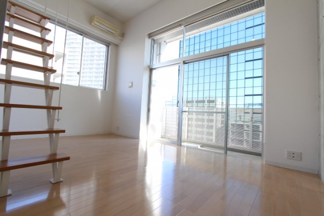 リビングが12帖以上の１LDKです。天井も高めですが、大きな窓が、部屋をより開放的に魅せ、広々とした空間になります。