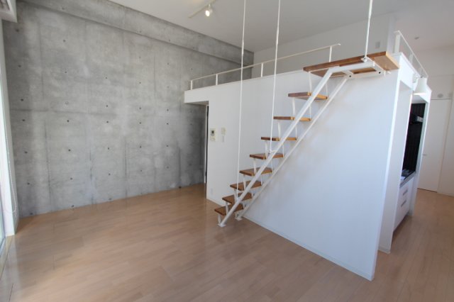 コンクリート打ちっぱなしの壁がお部屋のアクセントになり、オシャレ空間を演出。
そして、ロフトも無駄のないオシャレ感。