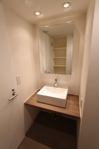 洗面所は鏡も大きく、さりげないウッドテイストがオシャレ。