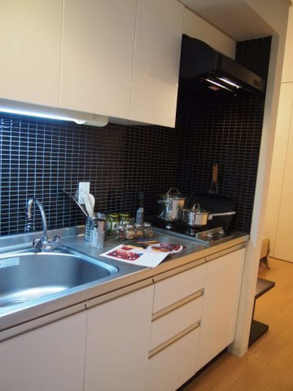 タイル貼りのキッチンがオシャレで可愛い！
キッチンのシンクは広めで、お皿洗いのストレスを軽減！