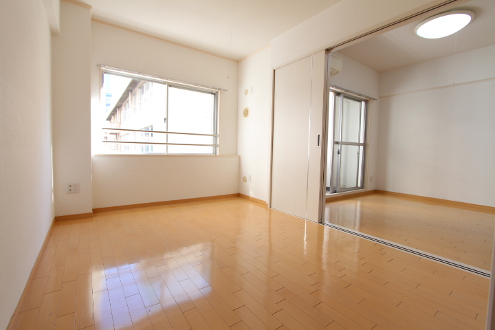 可動式の扉を隔てて、また６帖の洋室が広がります。※参考写真