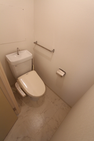 シンプルなトイレ。※参考写真