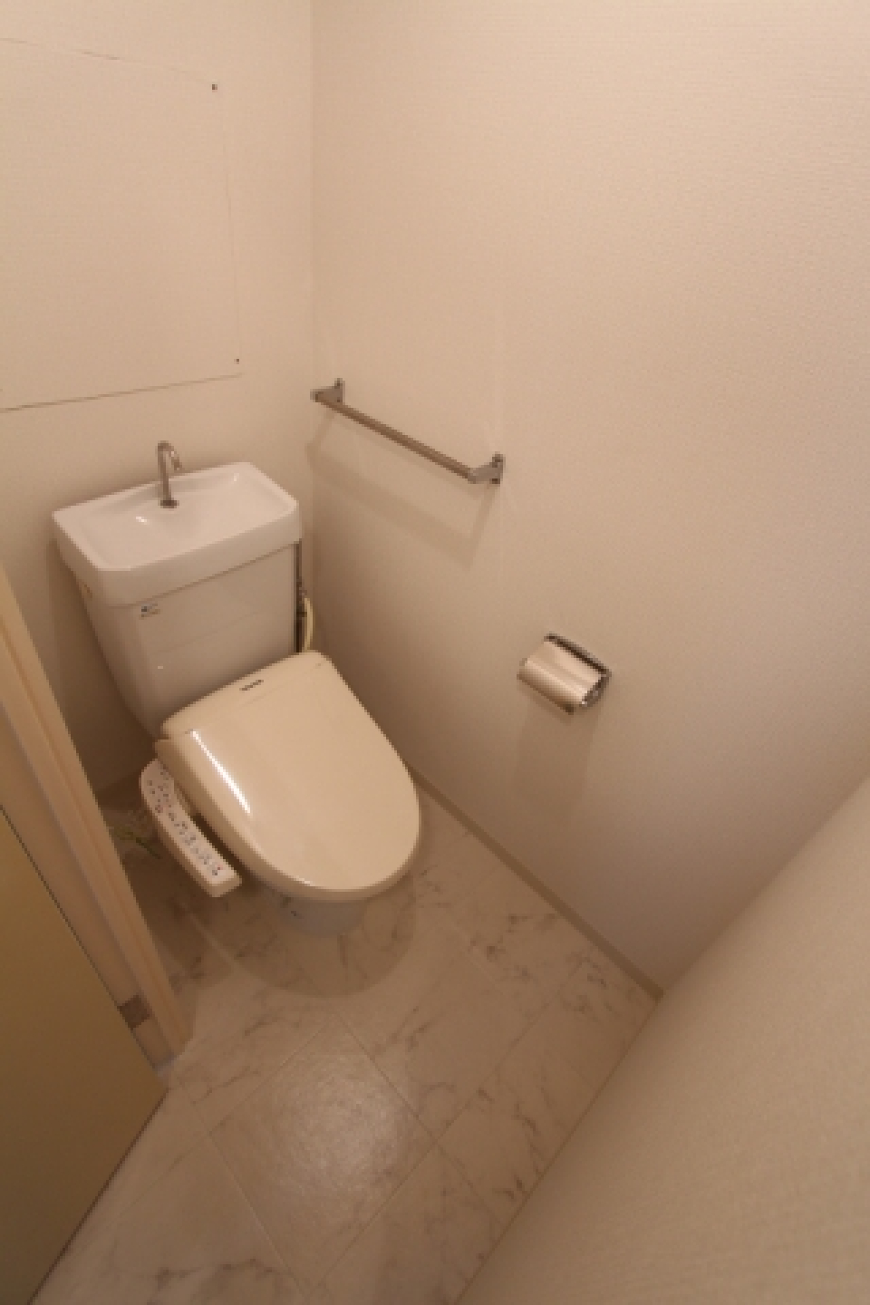 シンプルなトイレ。※参考写真