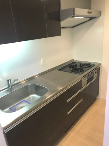 ダークトーンのパネルが使われた浴室です。