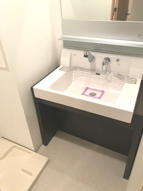 足元がスッキリとしている洗面台。