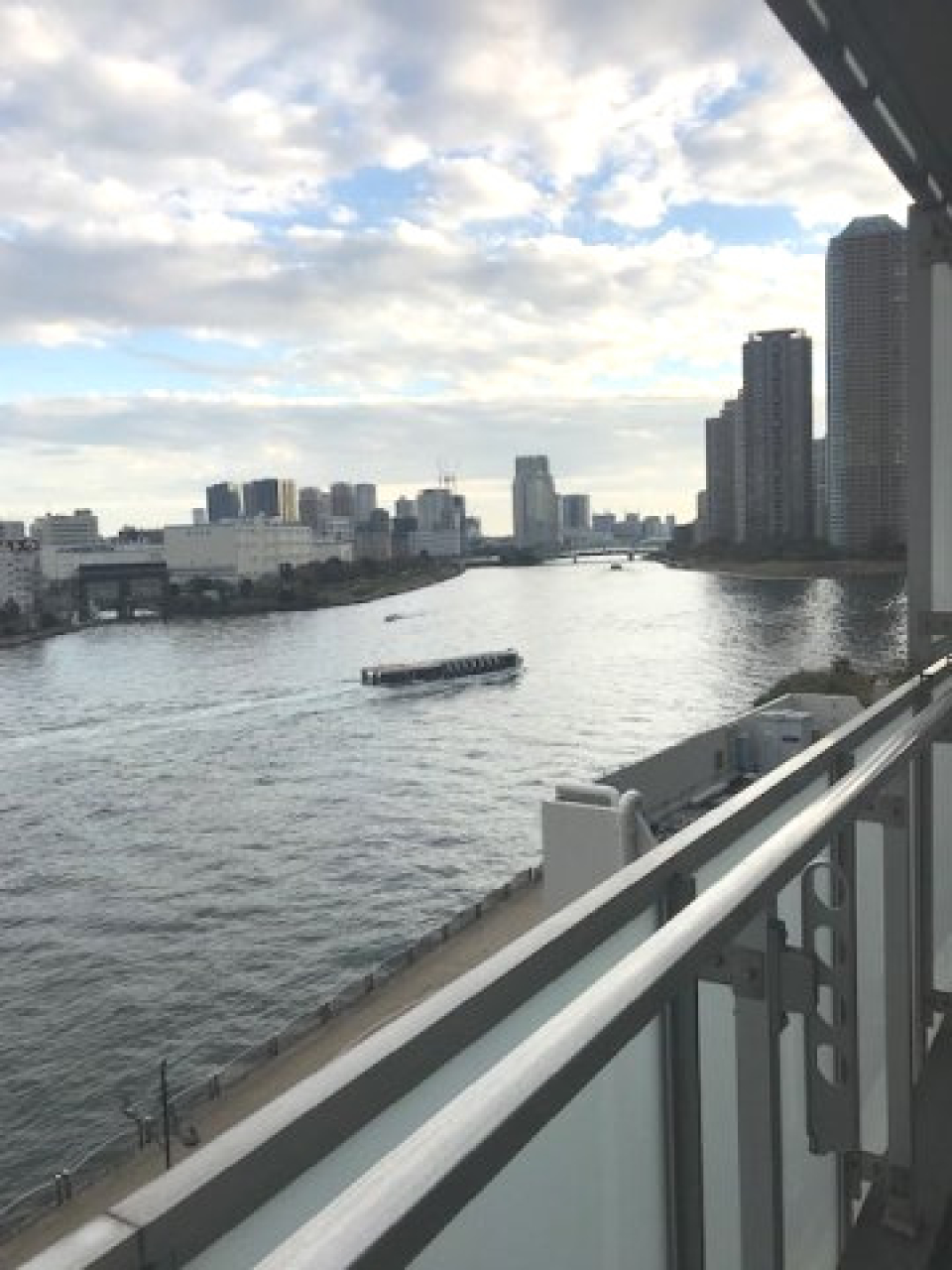 １０階の建物の７階に位置しています。