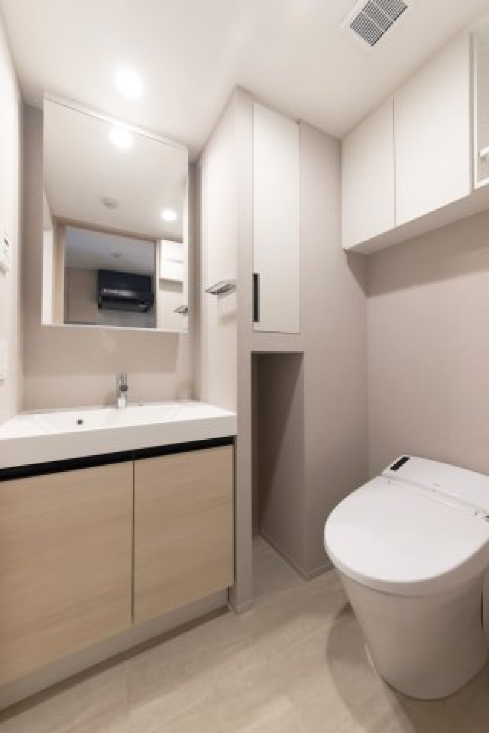 洗面台とトイレはお隣同士です。