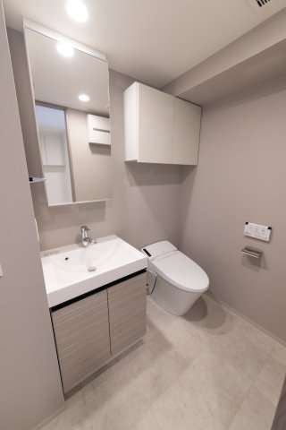 独立洗面台とトイレはお隣同士。