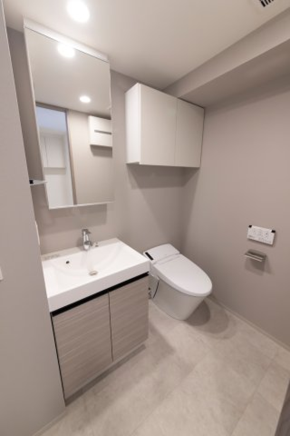 独立洗面台とトイレはお隣同士。