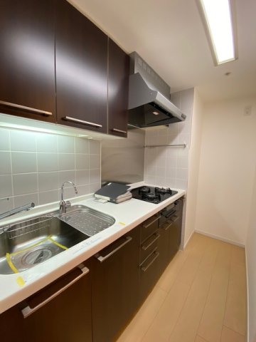 3口のガスコンロが設置されています。