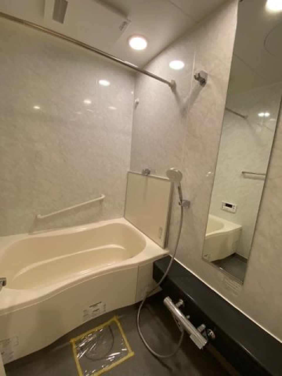 白でまとめられた浴室です。