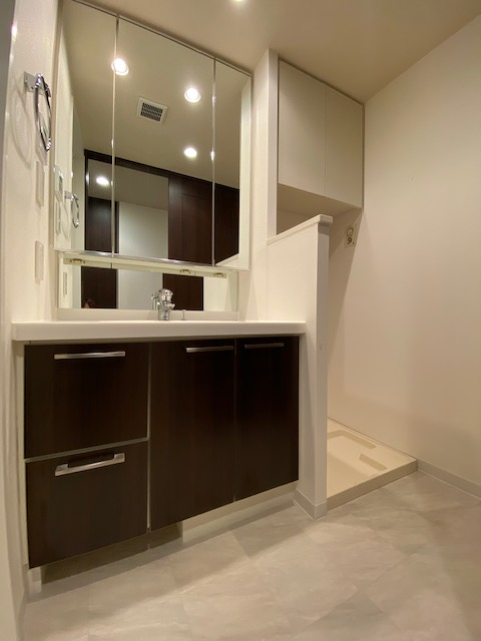 ダークトーンのパネルが導入された洗面台です。