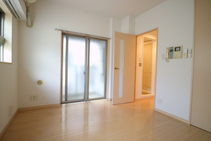 8.18帖の洋室には窓が複数方向にあるので明るい日差しを取り入れることができます。※参考写真