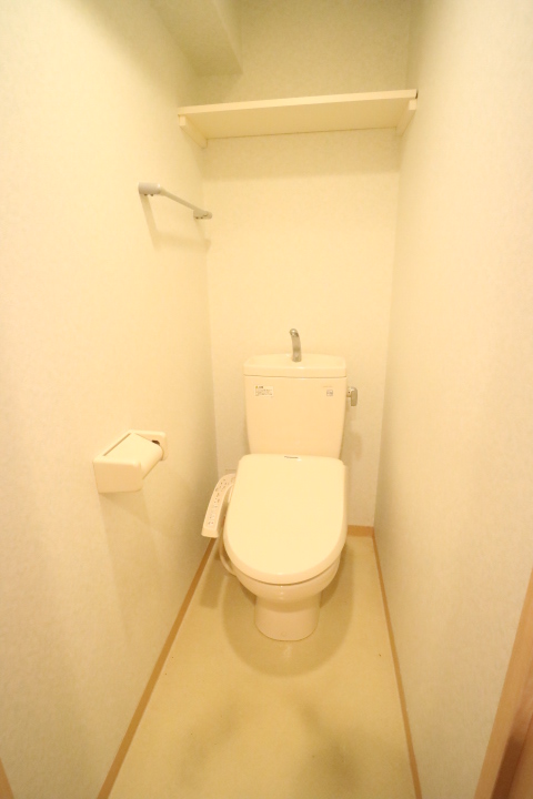 棚があるので日用品をストックすることができます。※参考写真