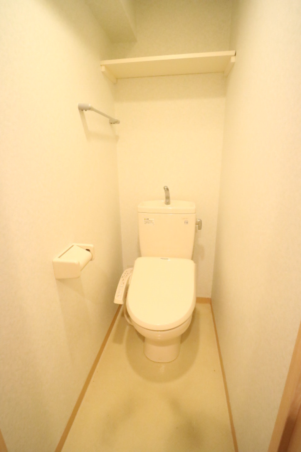 棚があるので日用品をストックすることができます。※参考写真