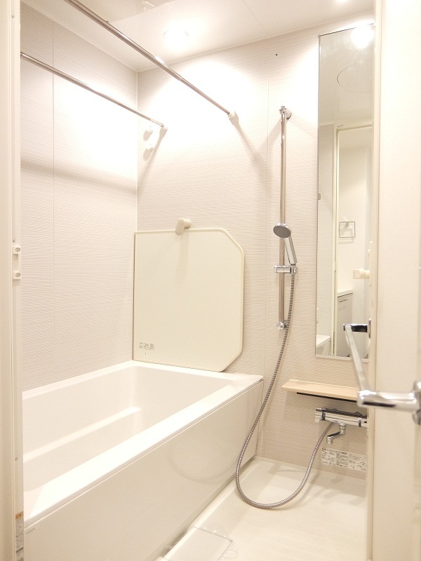 こちらも白でまとめられた浴室です。※参考写真