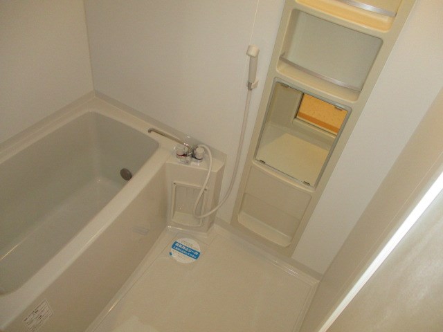 鏡と棚付きのお風呂