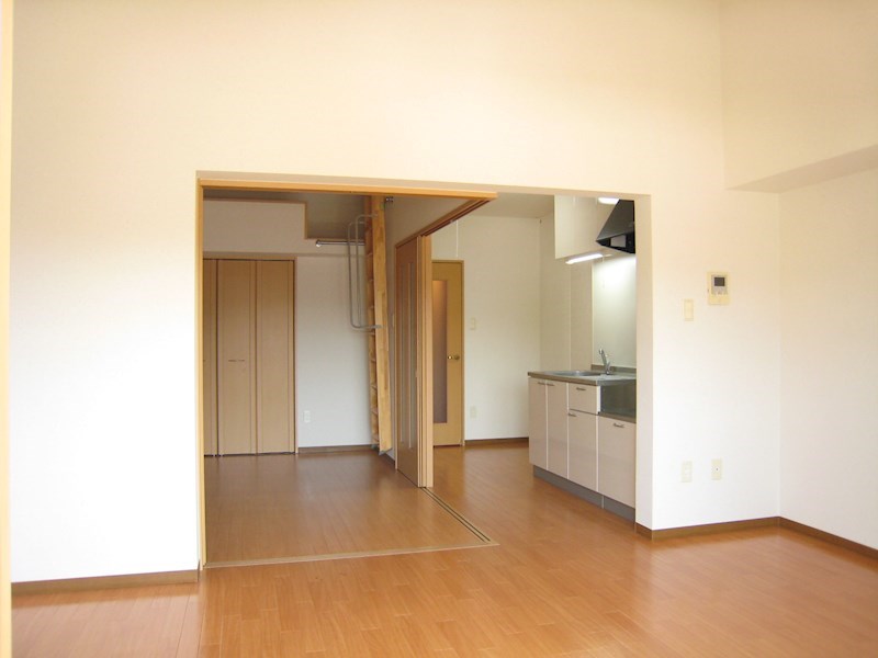 天井の高い最上階のお部屋