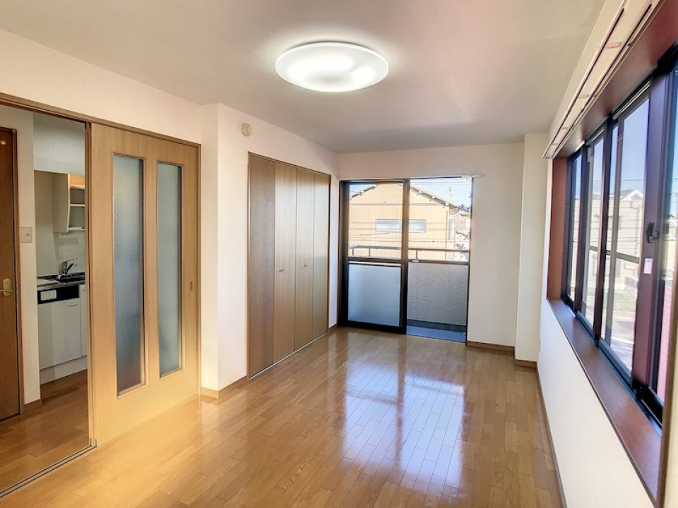 リビングは窓が多くて日光をたっぷり取り入れられます
9帖