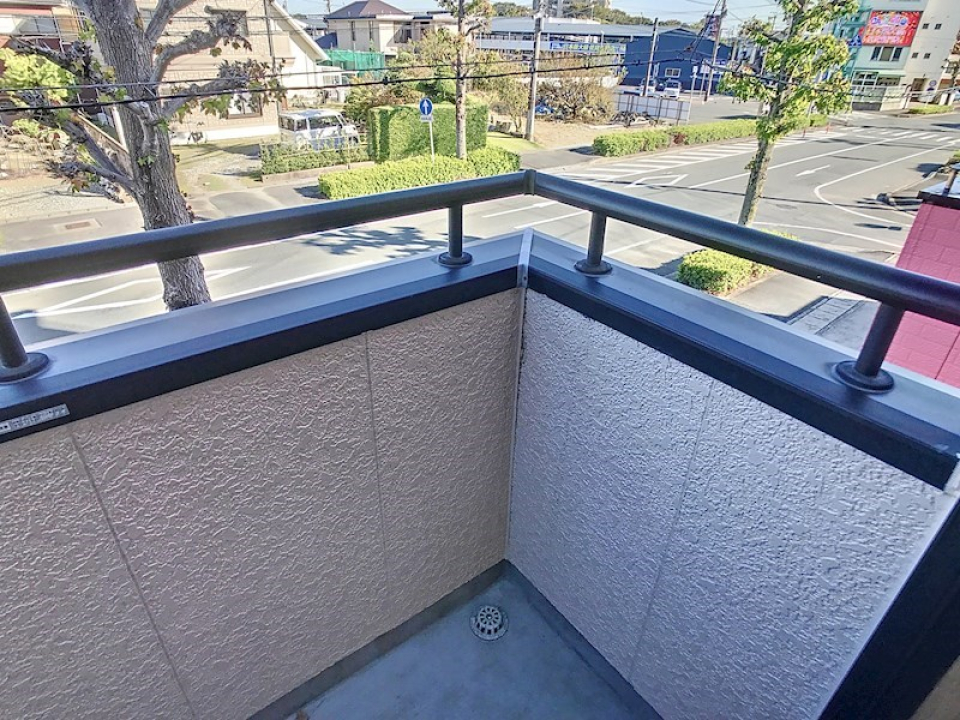 バルコニーは少し狭め