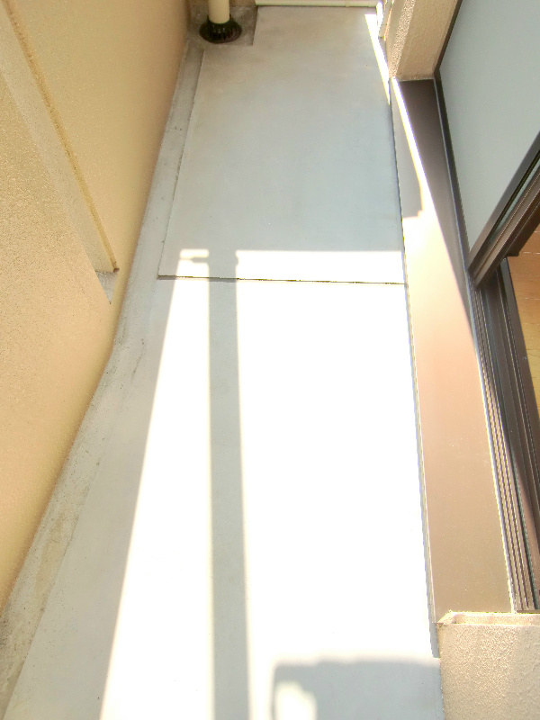 バルコニーは少し狭め