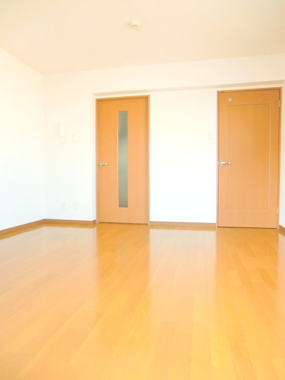 いろんな家具が置けそうなシンプルなリビング　8.1帖