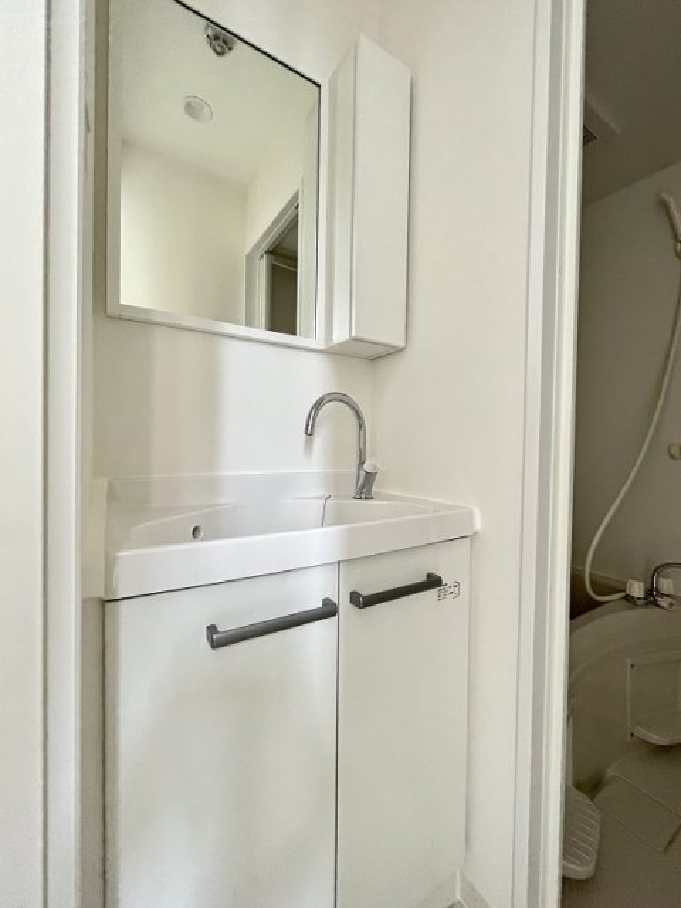 シンプルな白い独立洗面台です。