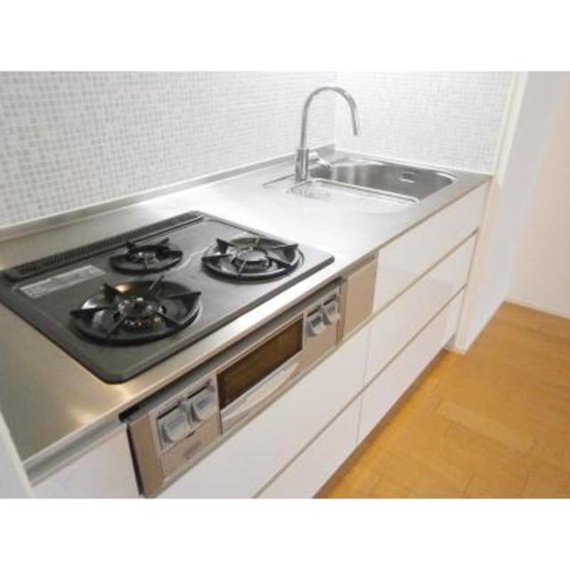 ３口のガスコンロが設置されています。※写真は同タイプ住戸です。