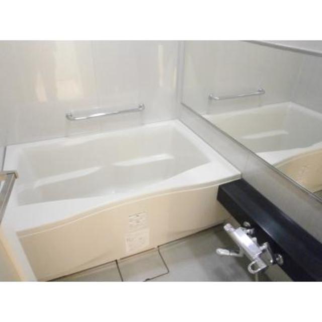 ワイド目な鏡が付いている浴室です。※写真は同タイプ住戸です。