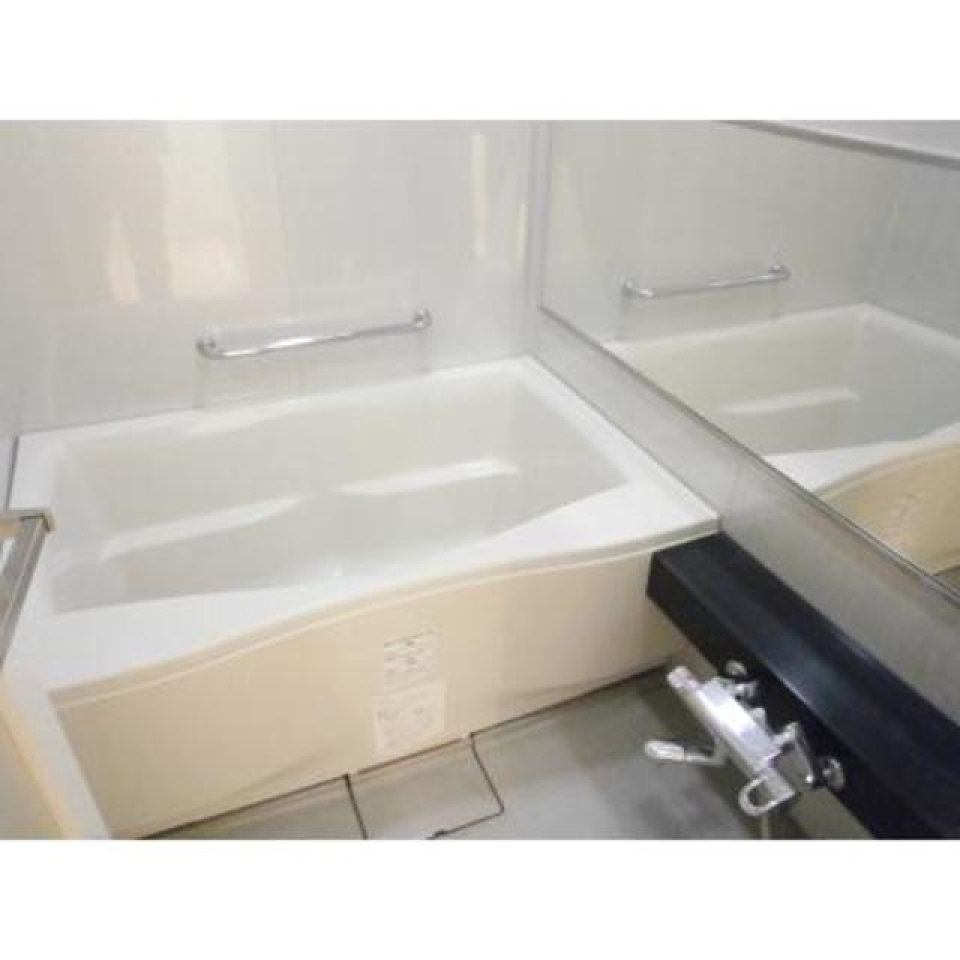 ワイド目な鏡が付いている浴室です。※写真は同タイプ住戸です。