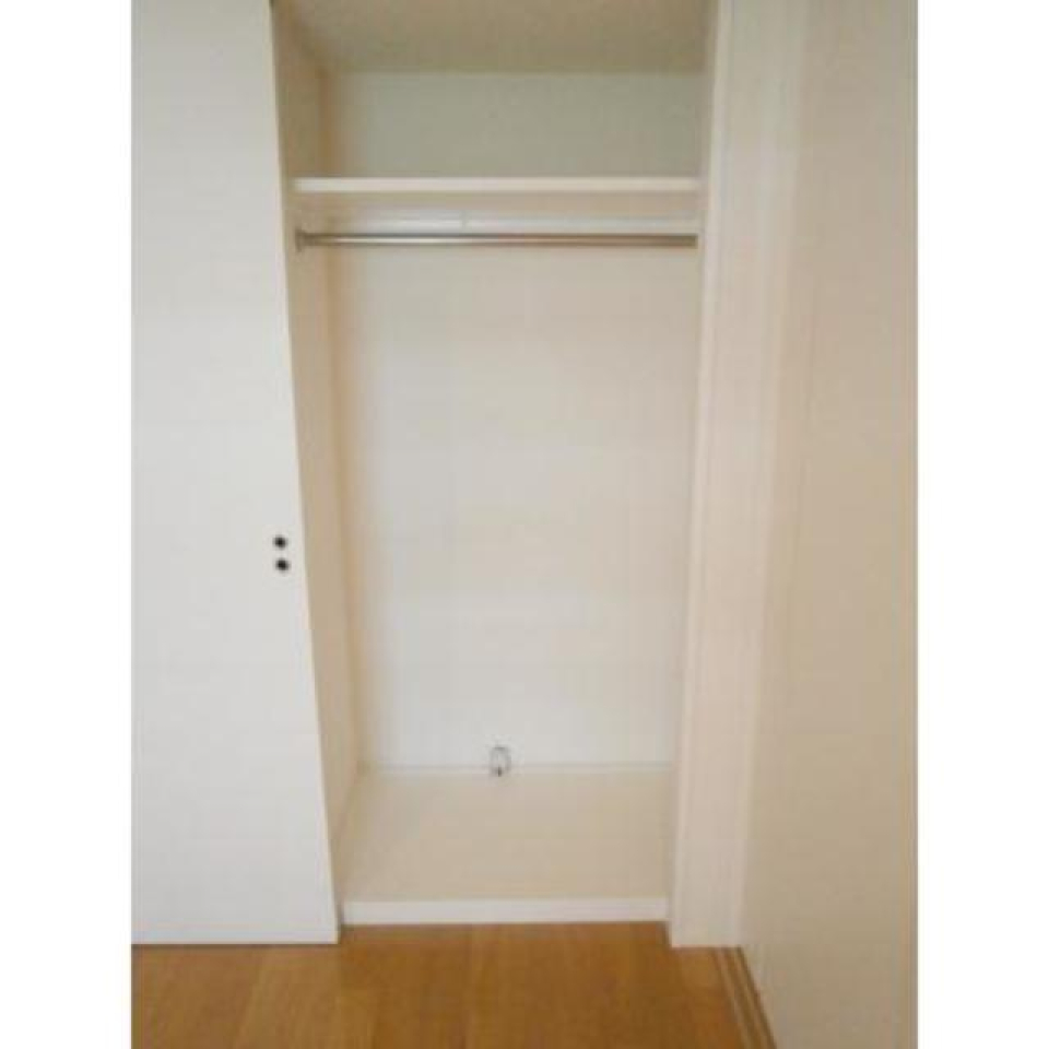 収納を開けた時の様子。※写真は同タイプ住戸です。