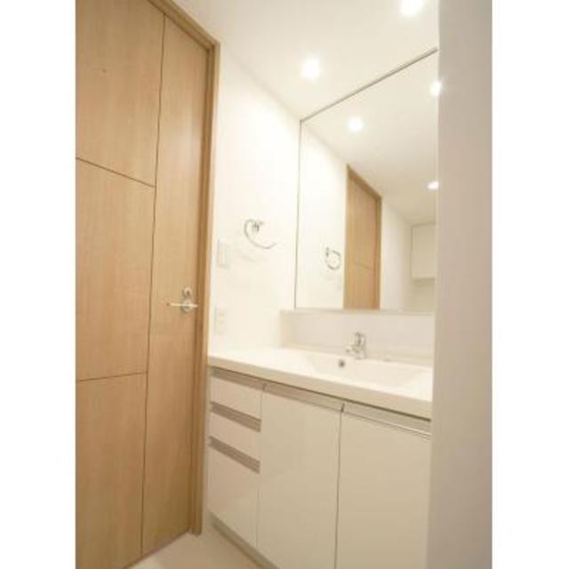 洗面台も白のパネルが採用されていて、統一感があります。※写真は同タイプ住戸です。