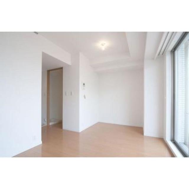 7.5帖の洋室。フローリングに白い壁紙とシンプルな内装です。※写真は同タイプ住戸です。