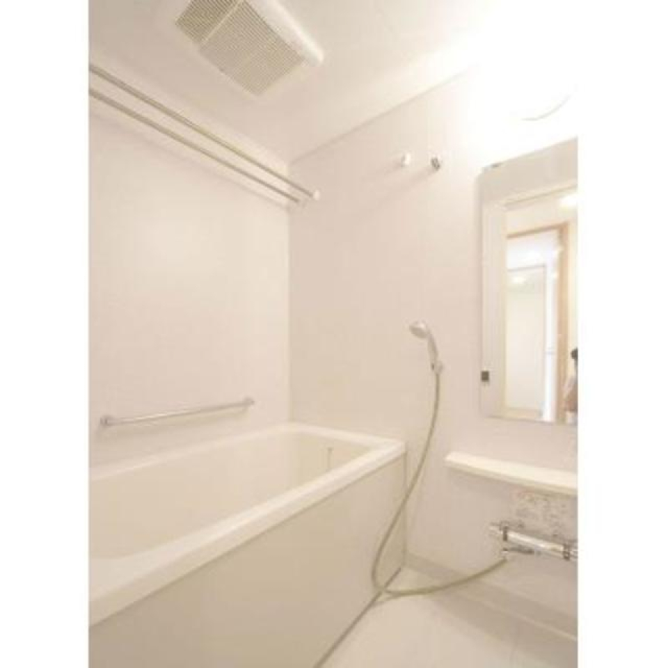 白くまとめられた浴室です。※写真は同タイプ住戸です。