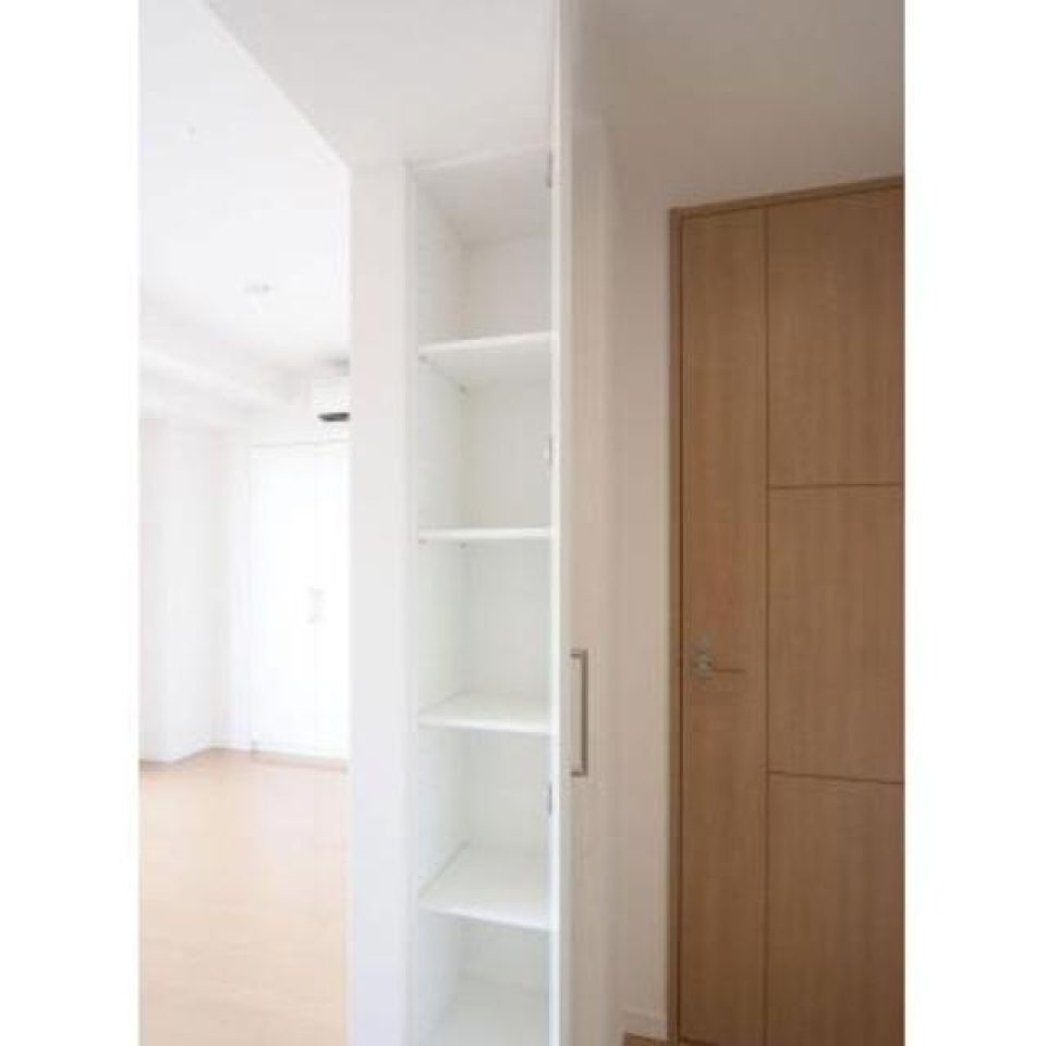 キッチン横にも日用品をストックできそうな収納があります。※写真は同タイプ住戸です。