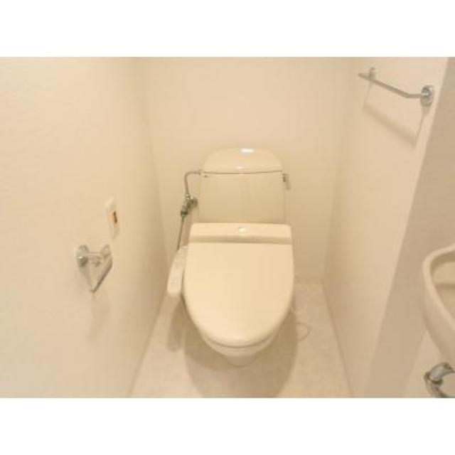 シンプルなトイレ。※写真は同タイプ住戸です。