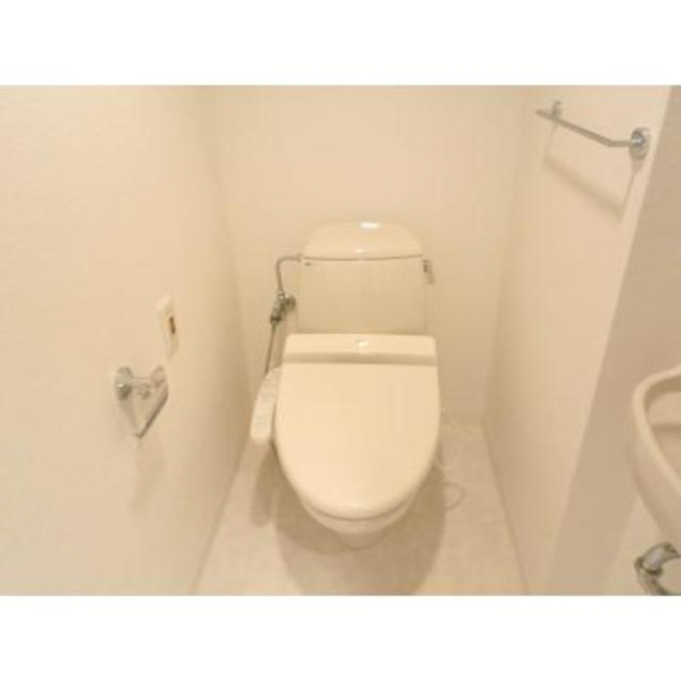 シンプルなトイレ。※写真は同タイプ住戸です。