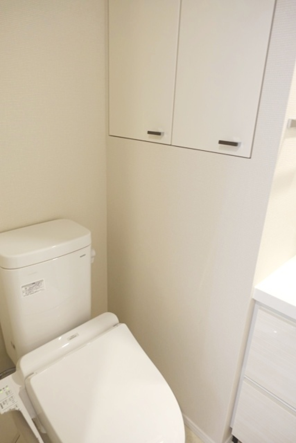 トイレです。壁に収納があり便利です。
※写真は同タイプ住戸です。