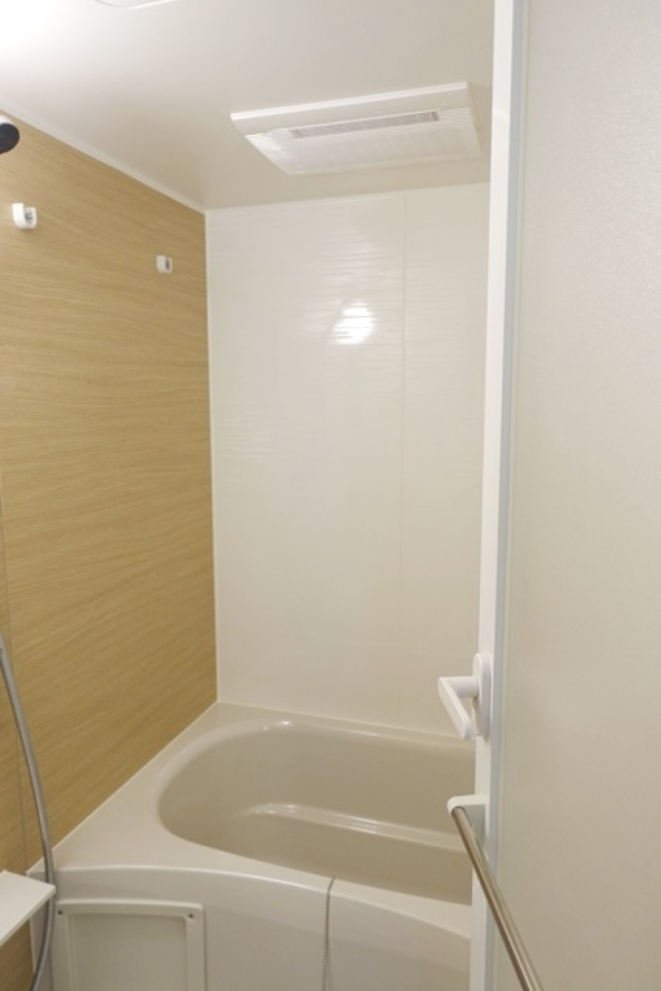 浴室です。一面ナチュラルブラウンで落ち着きます。
※写真は同タイプ住戸です。