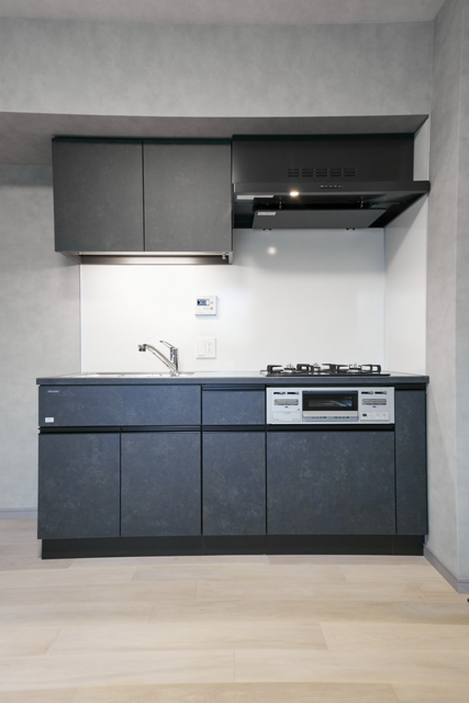 黒を基調としたキッチンです。
※写真は同タイプ住戸です。