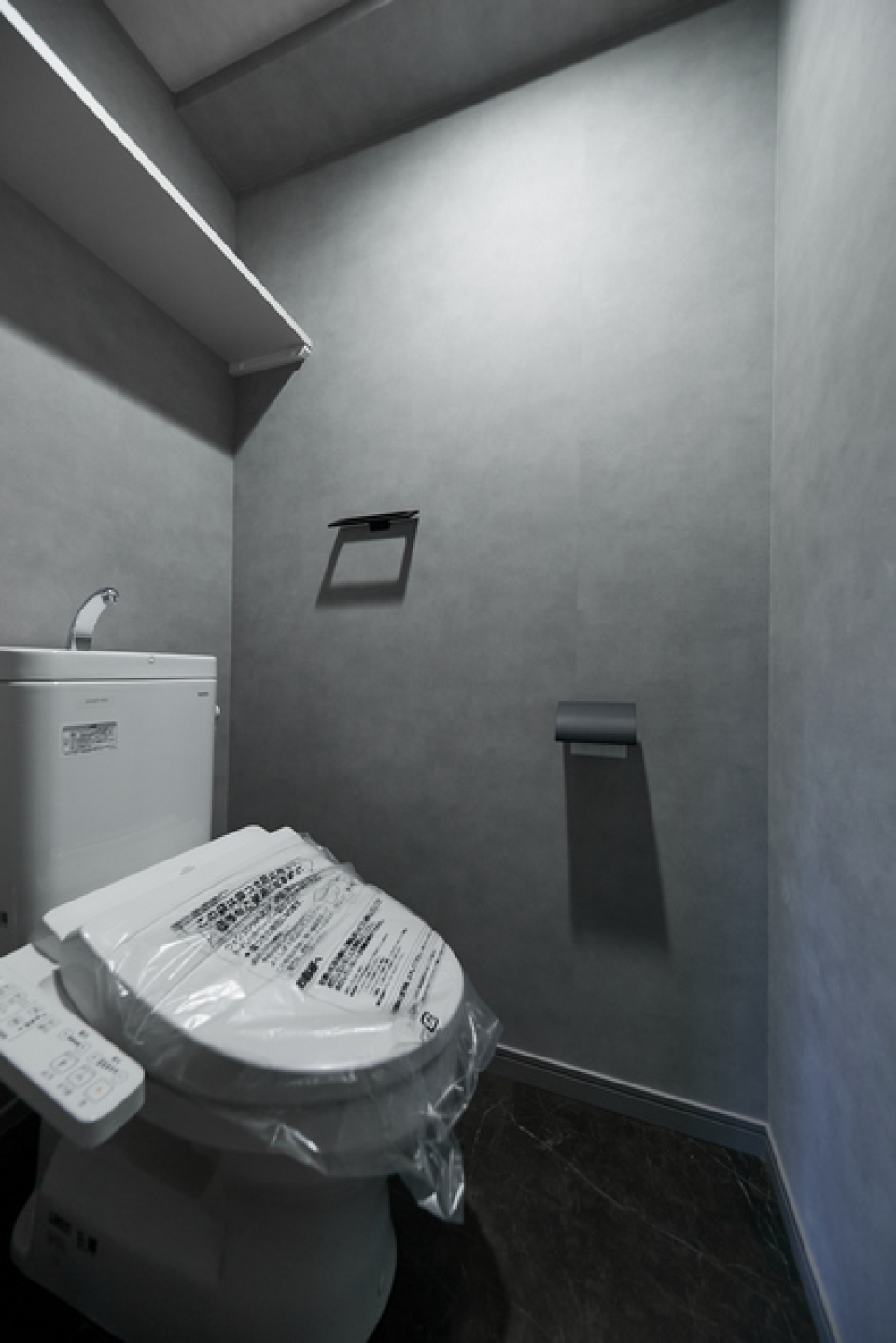 トイレもシックな雰囲気でまとめられています。
※写真は同タイプ住戸です。