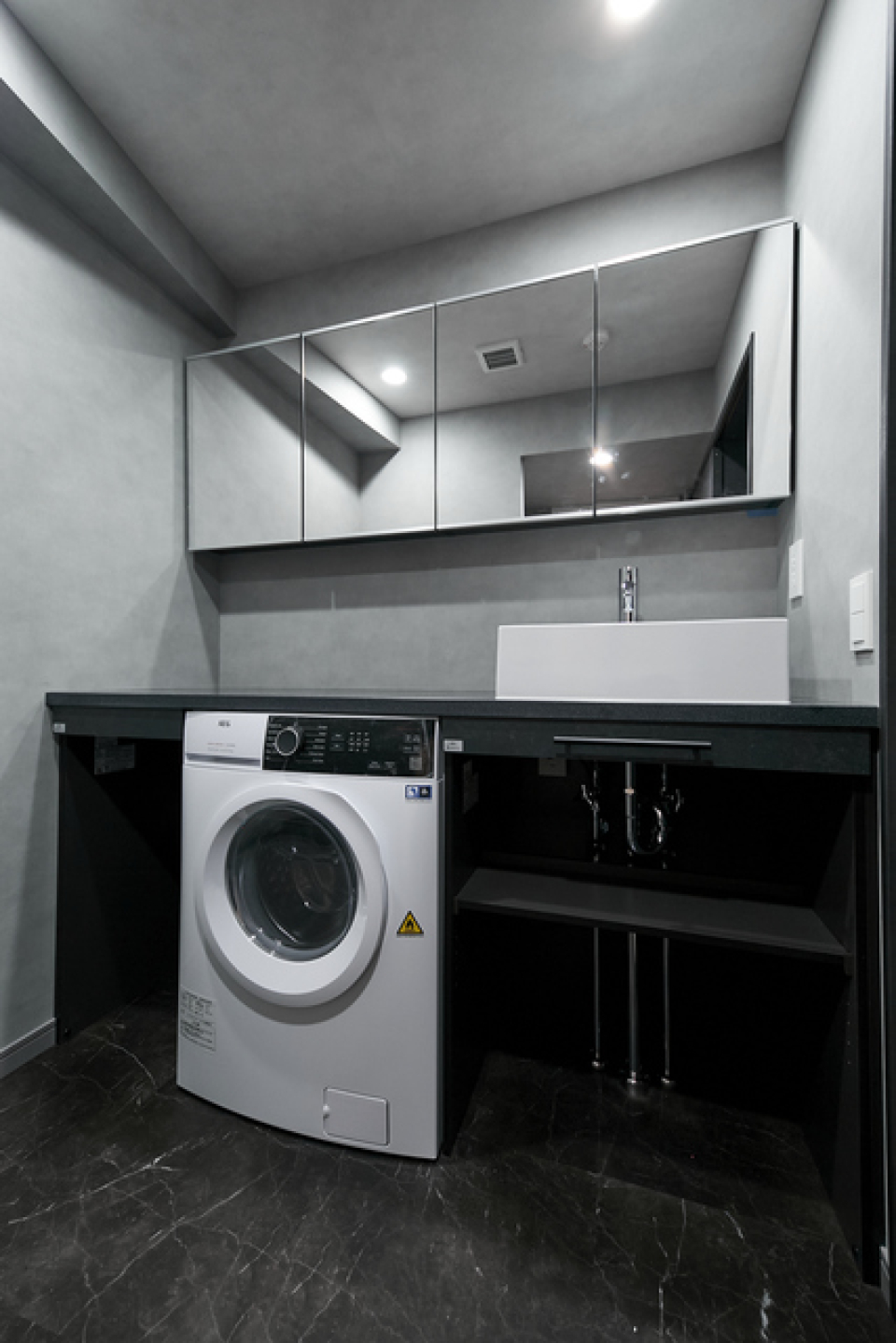 シックでかっこいい洗面台です。
※写真は同タイプ住戸です。