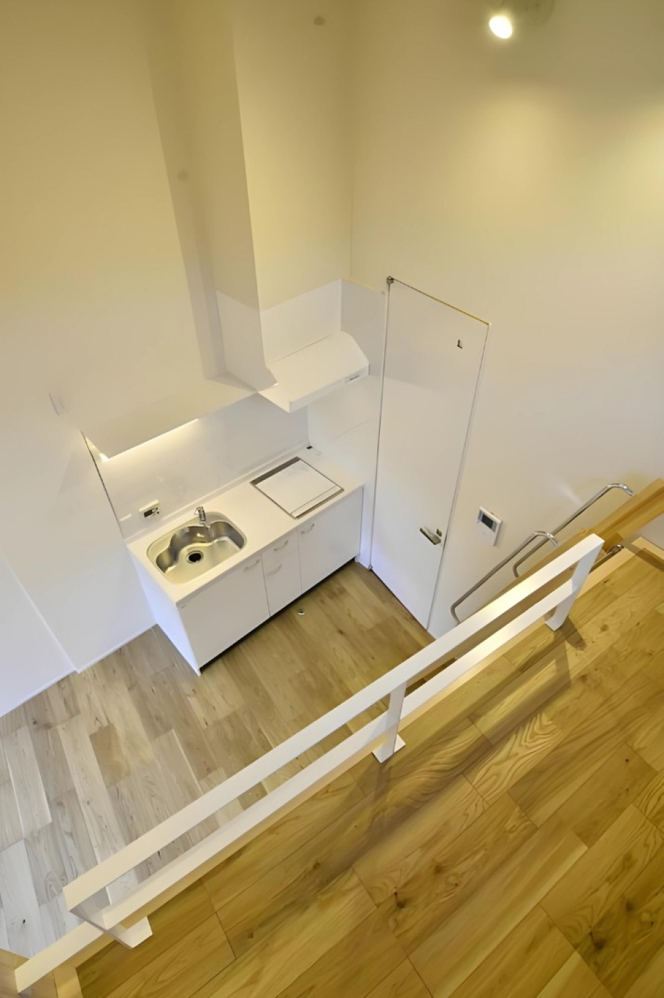 こうしてみると床から距離があって、天井が高く感じますね。