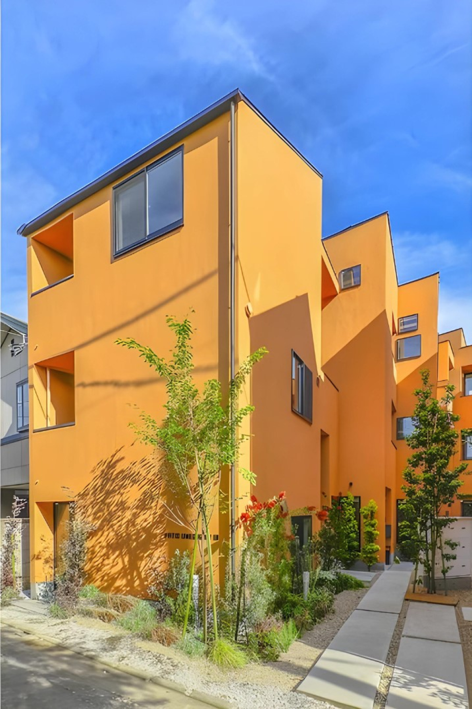 視界に入るだけで元気が出てくるビタミンオレンジの建物です。