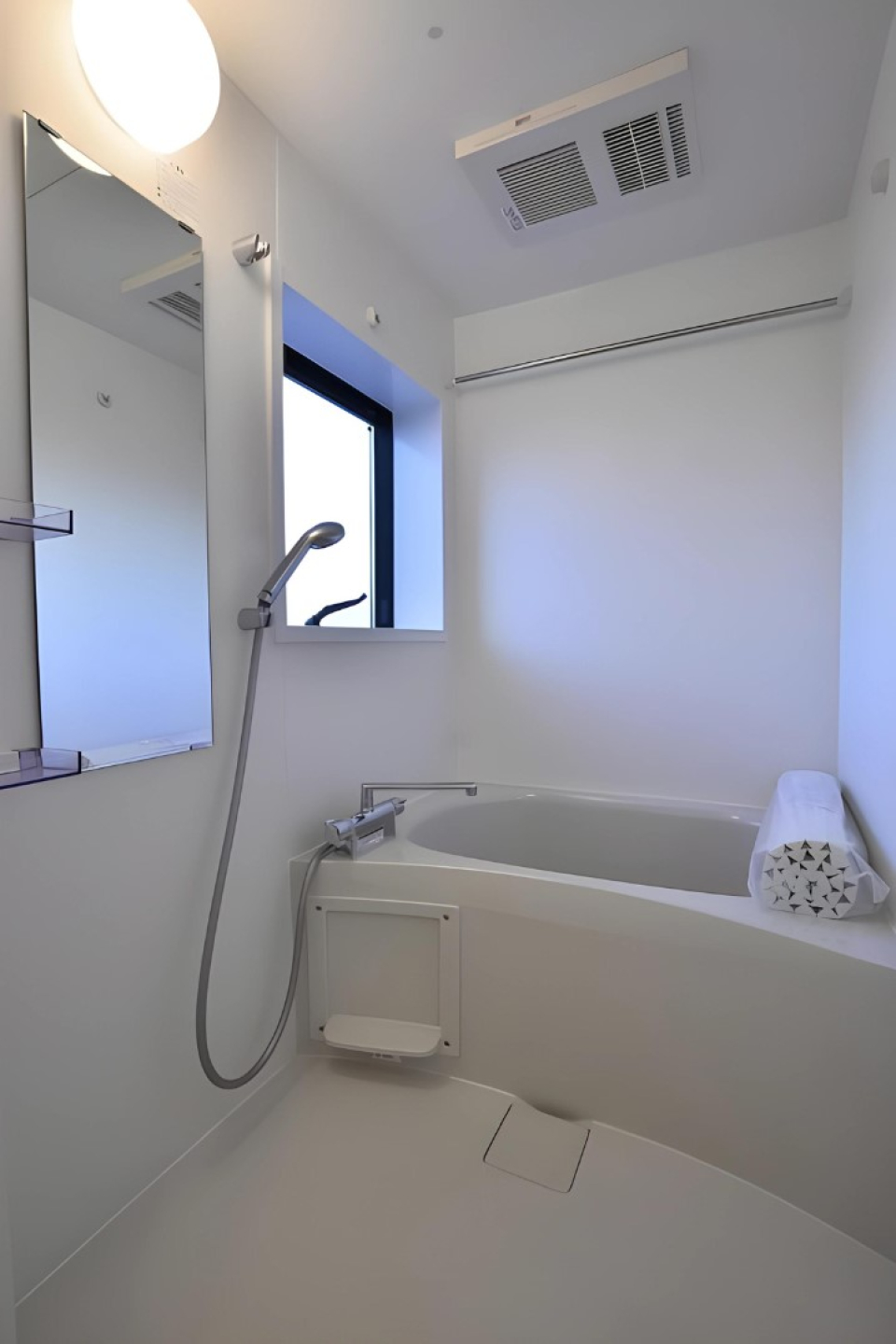 浴室乾燥機能付きのバスルーム。