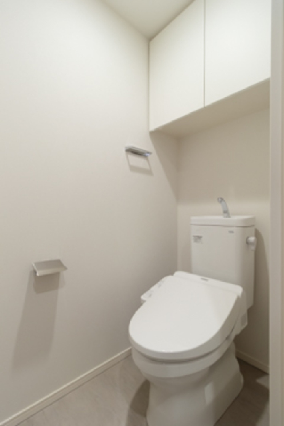 トイレです。頭上に収納棚が付いています。
※写真は同タイプ住戸です。