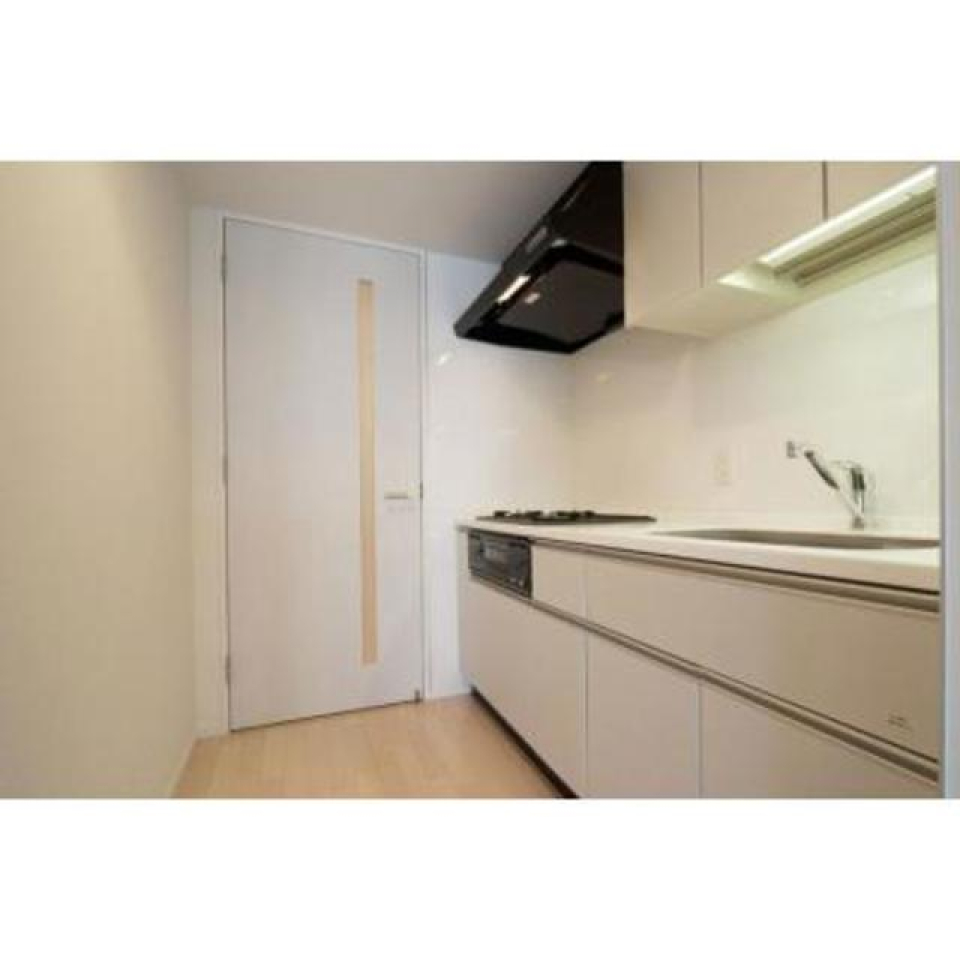 ３口のガスコンロが設置されています。※写真は同タイプ住戸です。