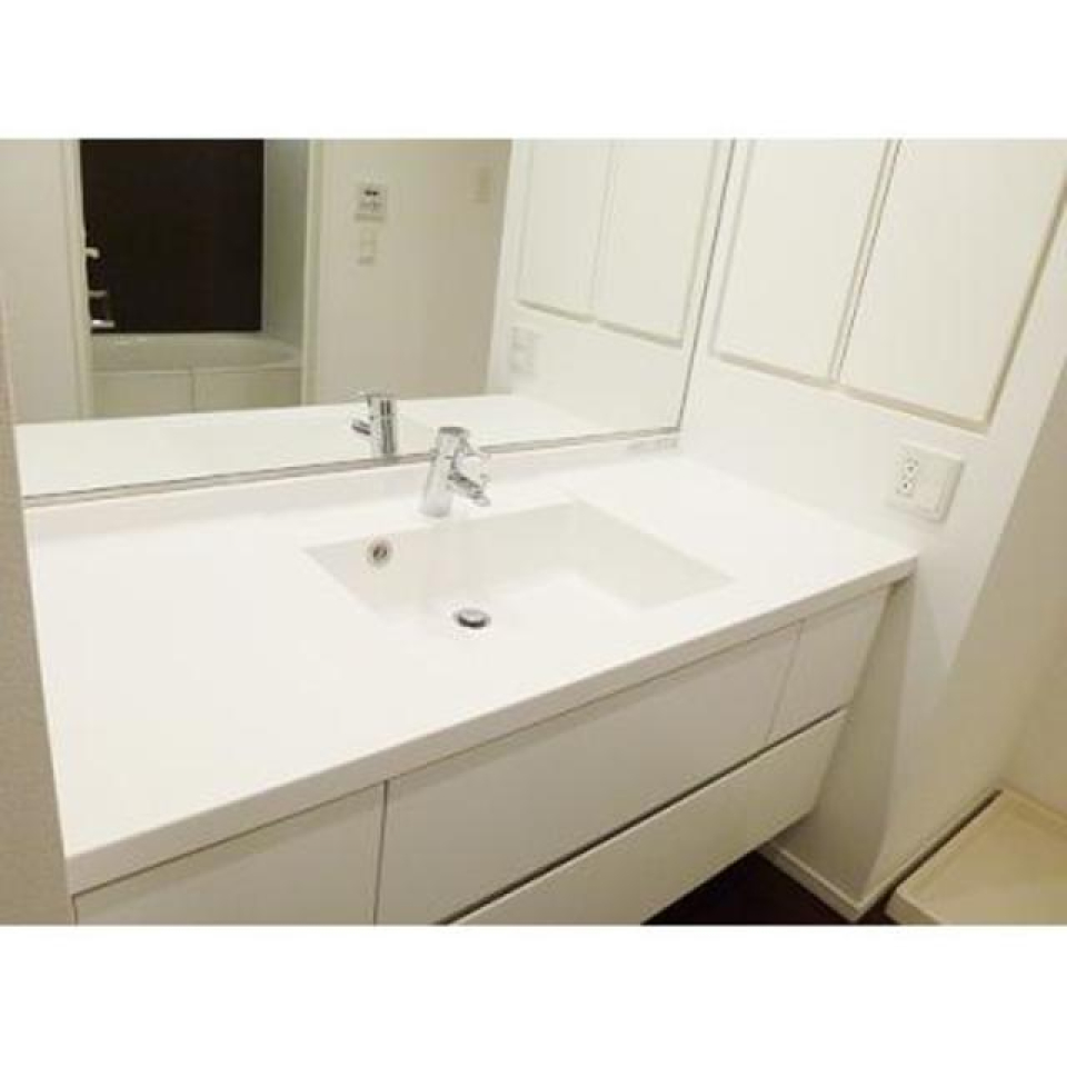 大きい鏡が嬉しい洗面台です。
※写真は同タイプ住戸です。